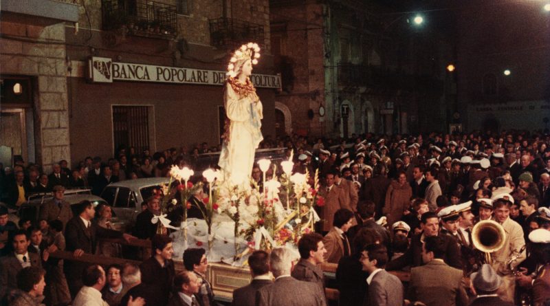 Un momento della processione dell'Immacolata in Piazza della Repubblica molti anni fa